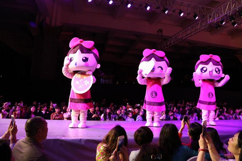 “小芬”熱場，跟觀眾互動